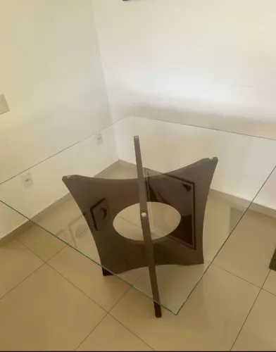 Mesa de jantar com tampo de vidro