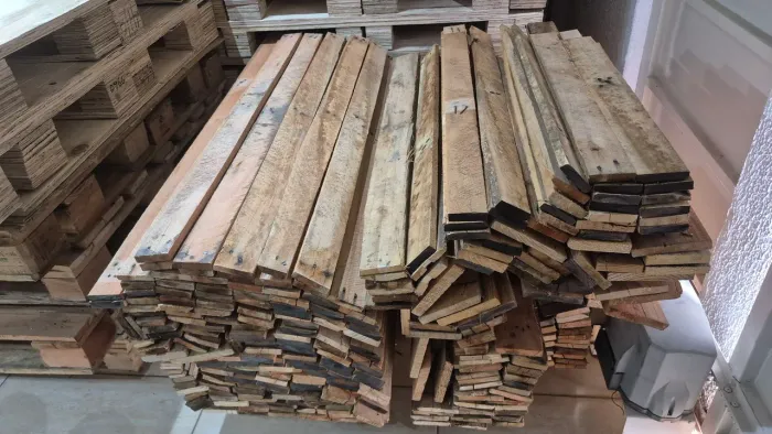 Ripas de paletes eucalipto, medida 1.10mt, valor 2.00 reais cada, entregamos. 