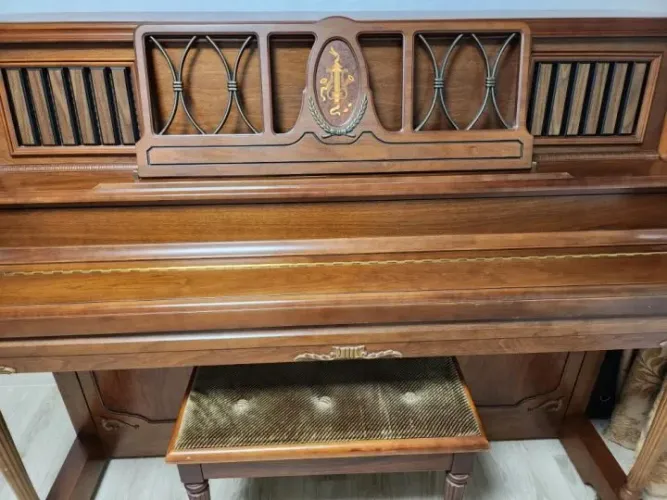Piano vertical Samick - Coreana de console, com acabamento em madeira