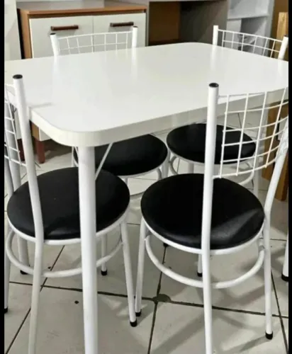 Mesa quadrada de 70c por 90 com 4 cadeiras juntos novinha