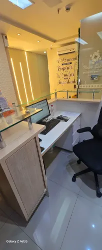 Balcão com vidro para recepção 