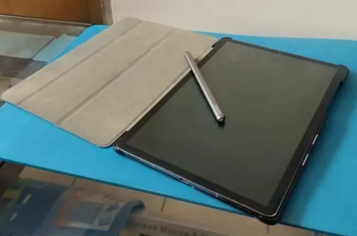 Tablet Galaxy Tab S6 128GB 6GB RAM com Caneta e Capa (Mancha na Tela)