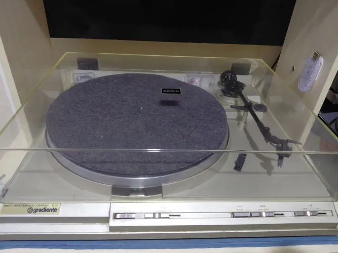 Toca discos Gradiente D20