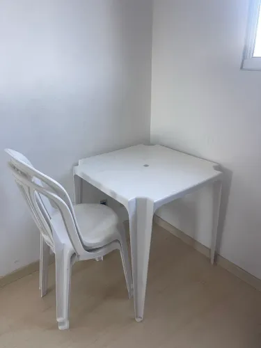 Mesa de plástico e cadeiras