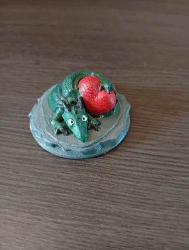 Dragãozinho decorativo com coração