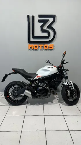 DUCATI MONSTER 797.