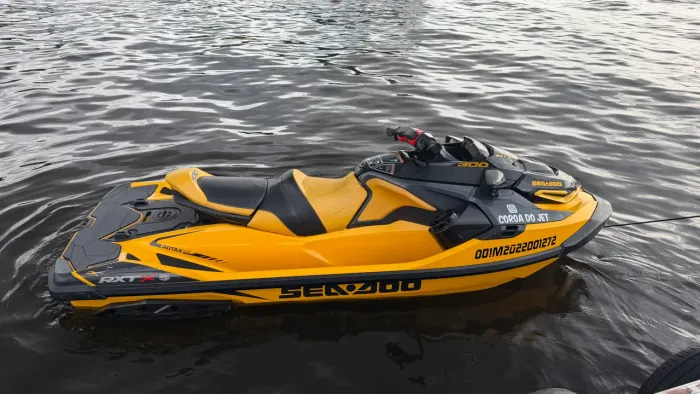 Vendo jet Rxt 300 com som e Led ano 2022