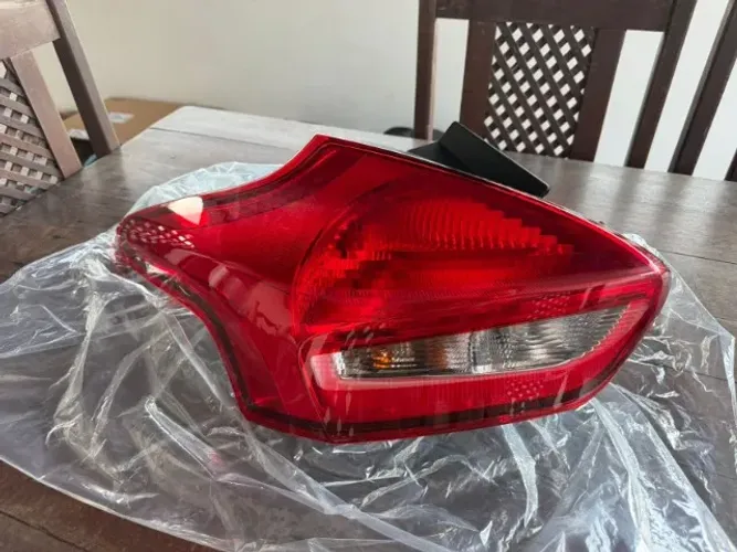 Lanterna Traseira Esquerda COM LED P/ Ford Focus Hatch 2016-2018