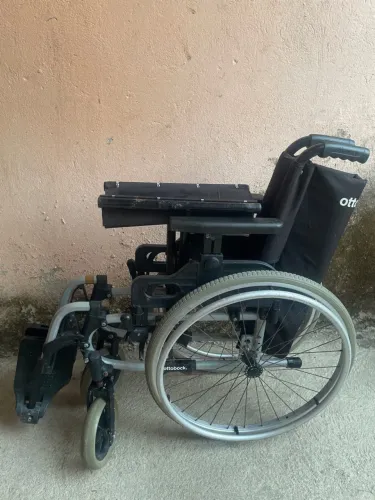 Cadeira de rodas nova em ótimo estado, motivo da venda comprei uma nova