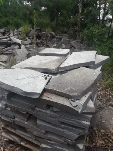 Venda de pedras e mão de obra especializada. 