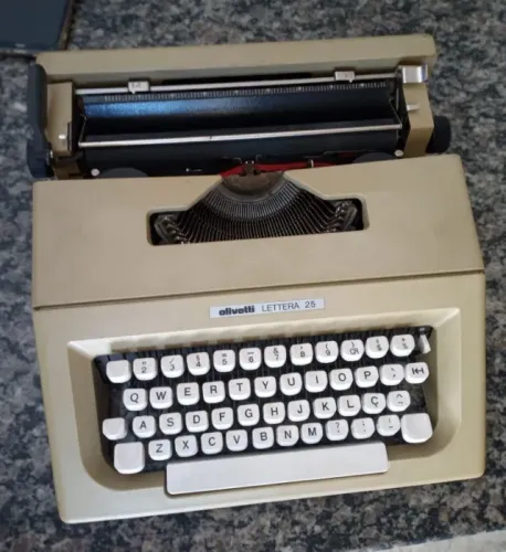 Máquina de datilografia Olivetti LETTERA 25