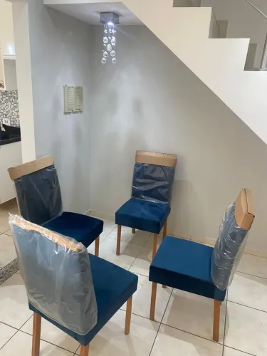 Conjunto de Cadeiras e Mesa quadrada de vidro.