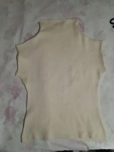 blusa gola alta sem manga bege p