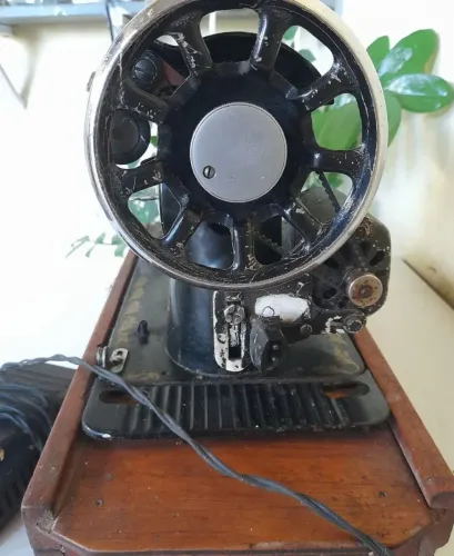 Máquina de costura com pedal