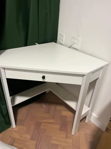 Escrivaninha de canto