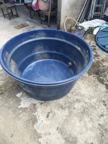 Vendo pia de cozinha inox e caixa de água de 500 litros usados 350 os dois