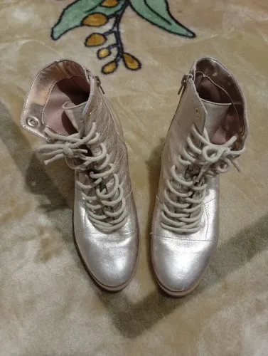 Bota Arezzo dourada 