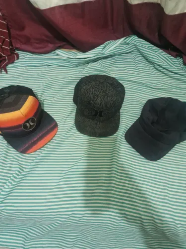 Boné Hurley e New Era, todos originais.