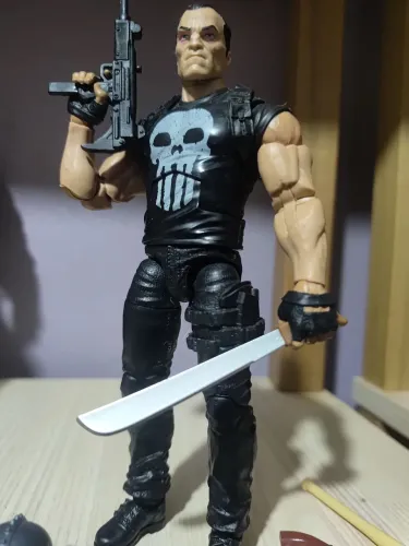 MARVEL LEGENDS JUSTICEIRO COMPLETO COM TODOS OS ACESSÓRIOS  ( SEM MOTO)