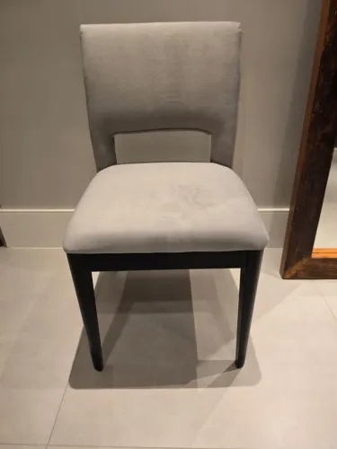 Vendo Cadeira Estofada Cinza, com pernas em Madeira Maciça escura.