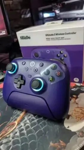 Controle Sem Fio 8BitDo Ultimate 2 com Base de Car. Tri-Mode Multi Plataforma Roxo