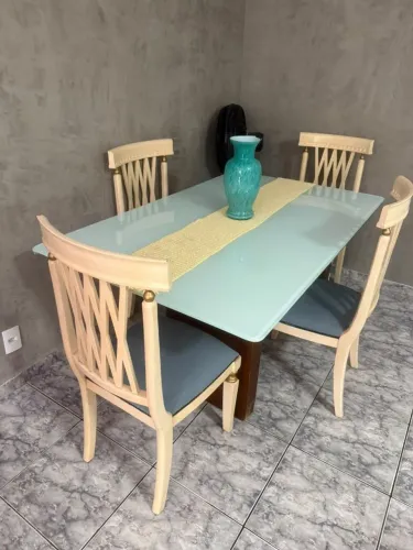 Mesa com 4 cadeiras