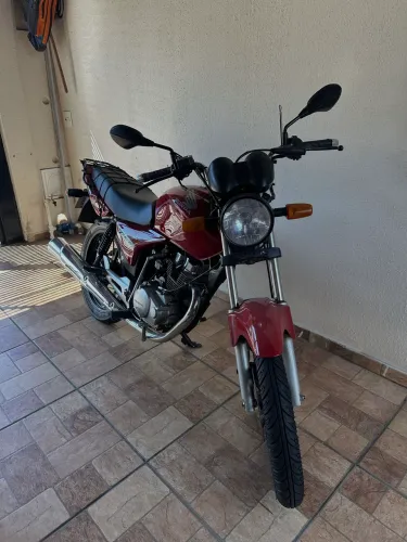 TITAN 150 KS ESD NA COR VERMELHA