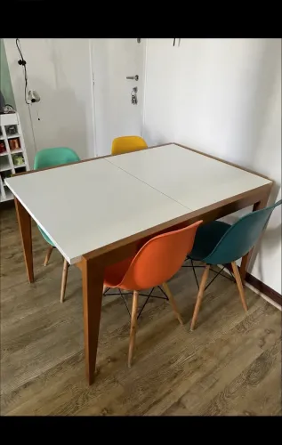 Conjunto de cadeiras colorida