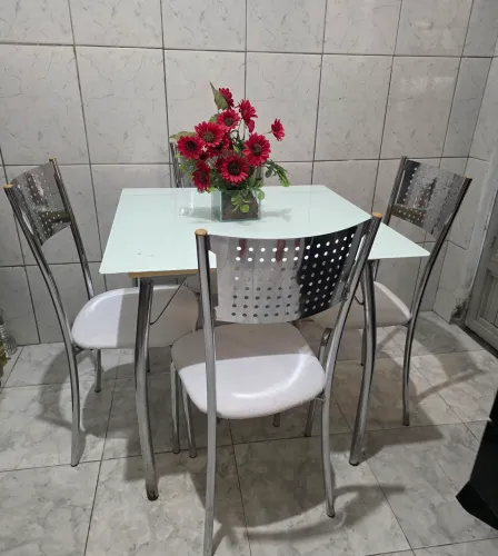 Mesa com 4 cadeiras