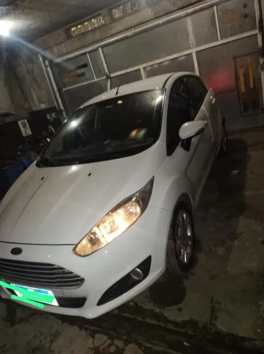 Ford Fiesta 1.6 16V Flex Aut. 5P 2015