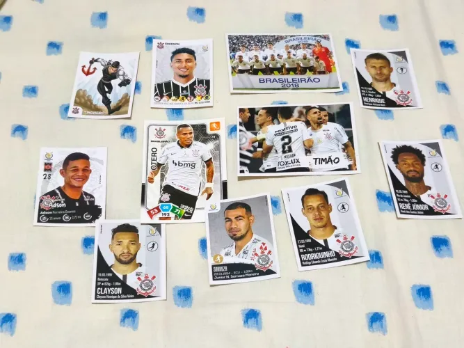 Kit Corinthians com uma carta e dez figurinhas.