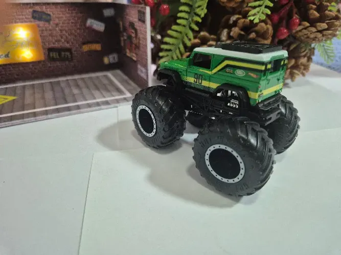 HOT WHEELS - MONSTER TRUCKS - LAND ROVER DEFENDER 90
