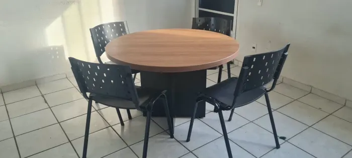 Vendo linda mesa redonda com quatro cadeiras