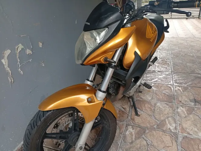 Moto CB 300