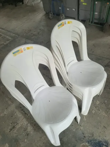 cadeiras plásticas brancas monobloco sem braço