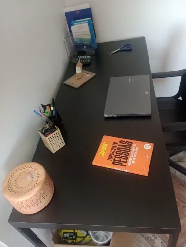 Baixei!! Mesa de escritório match 3 preta- 150cm x 60cm c/ pés em aço preto
