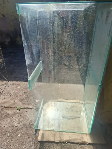 Aquario grande rachado em uma parte no fundo