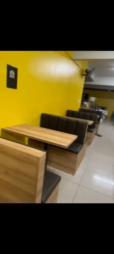 Mesas e sofá acolchoadas