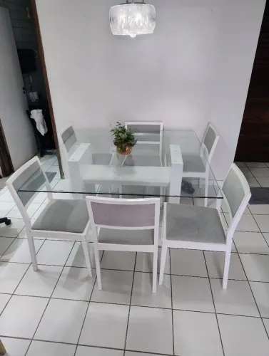 Mesa com base de madeira maciça na cor branca acompanhada de 6 cadeiras de madeira