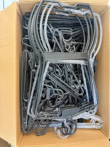 Caixa com mais de 200 cabides novos