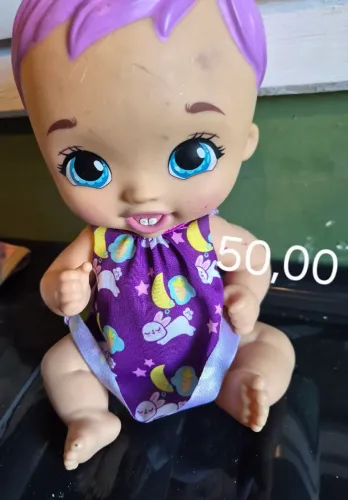 Bonecas usadas em bom estado com valores diferenciados.