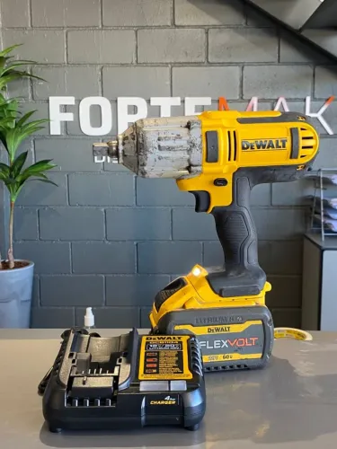 CHAVE DE IMPACTO DEWALT DCF889B 1/2 COM BATERIA 20V/60V E CARREGADOR - SEMINOVA E REVISADA
