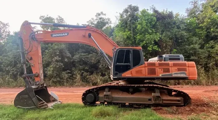 Escavadeira Doosan DX530 LC ano 2018 com 9000 horas, em MG