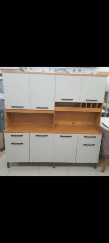 Armário de Cozinha Branco com Detalhes em Madeira