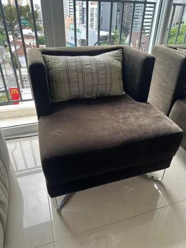 Linda poltrona de veludo perfeita para ambientes de sala de casa ou corporativo