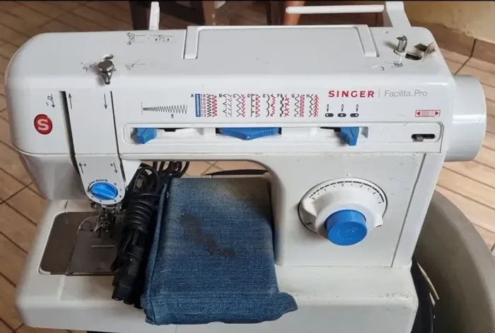 Máquina de costura singer facilitar pro