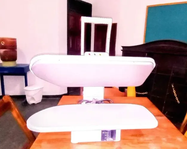 Prancha/ prensa de passar roupas industrial de mesa seca e a vapor