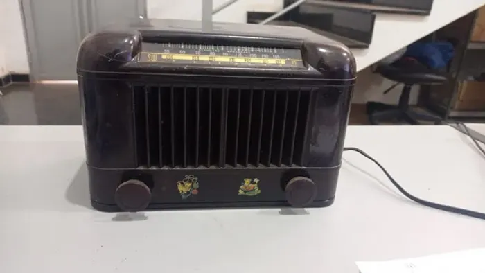 Radio valvulado antigo em caixa de baquelite