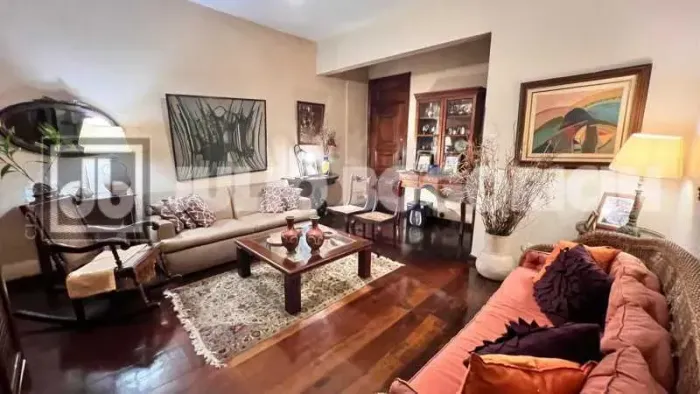 Apartamento de 3 quartos a venda em Copacabana, vaga, 2 quadras da praia e colado ao metro