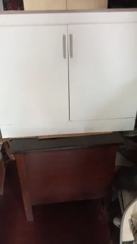 Armário de cozinha branco em ótimo estado